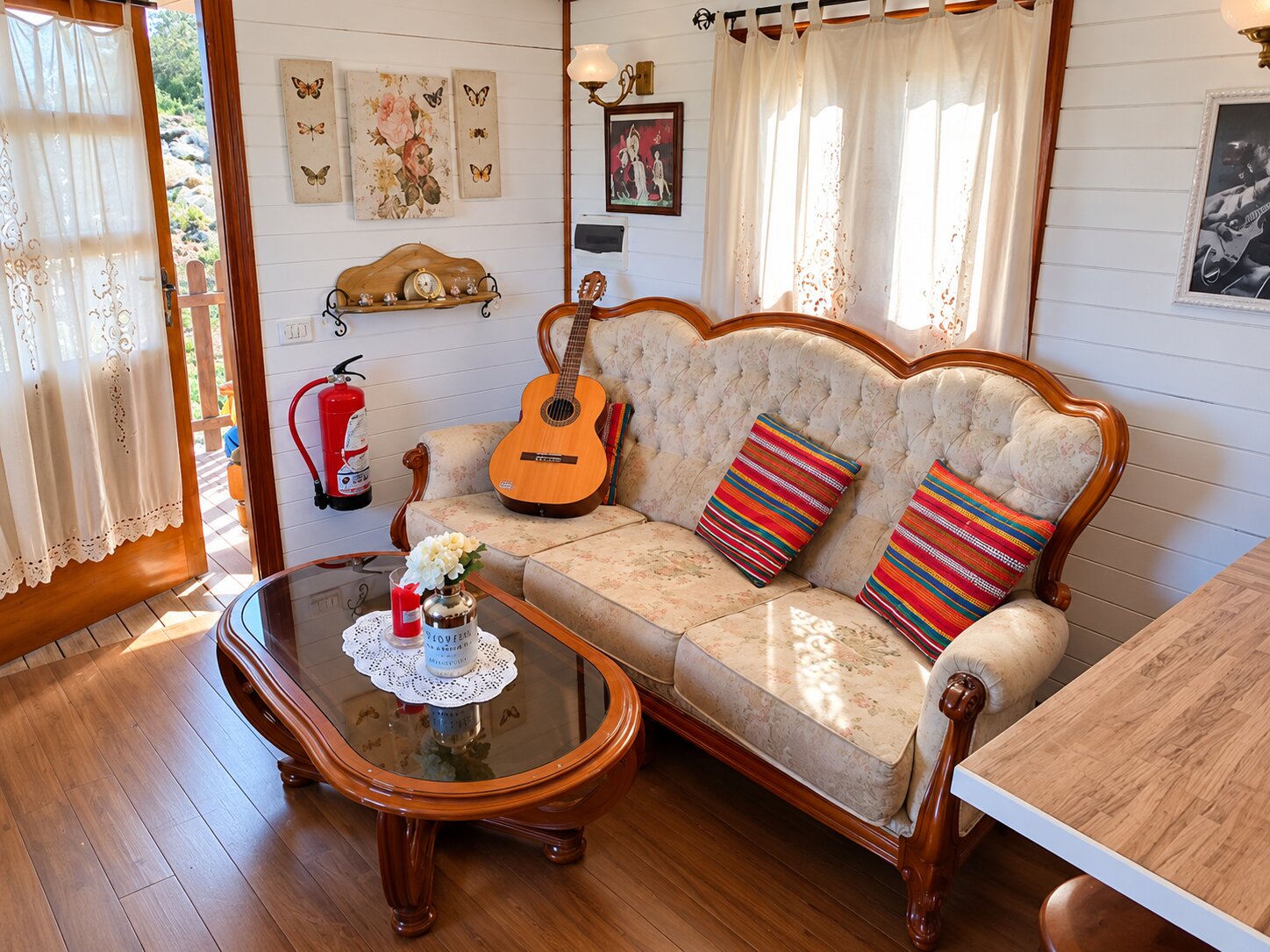 Salon avec guitare dans la roulotte